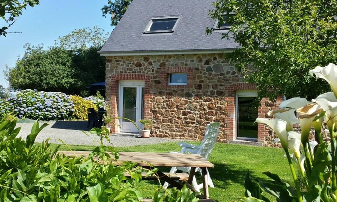 La Colombe Cottage | Charming Cottage with Garden, 2 Bedrooms, WiFi, Fireplace, Near Orchard