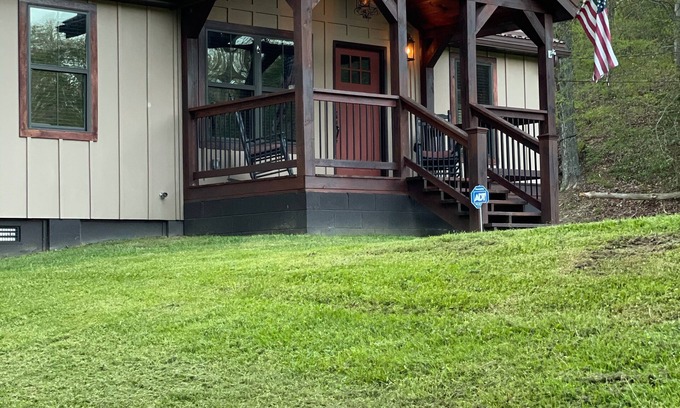 Victor House | Charming cottage with pond in Heart of New River Gorge