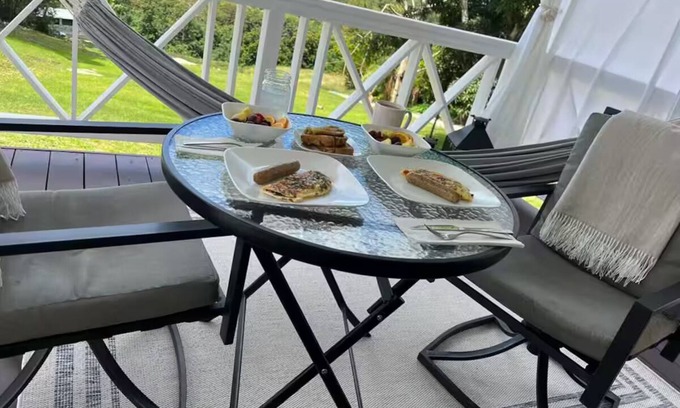 Christie Cottage | Charming cottage with WiFi and AC in adorable Blunts