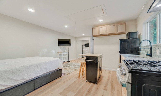 Denton Cottage | Charming cottage with WiFi and AC in phenomenal Denton