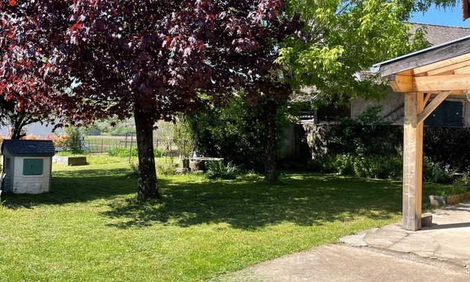 Valencogne House | Charming country house, quiet garden with trees, near Lake Paladru