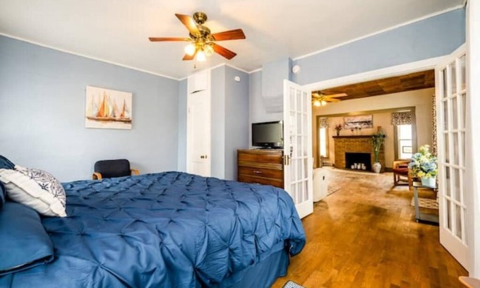 Three Oaks House | Charming/Cozy 2 BR 1 Bath steps from downtown.nn