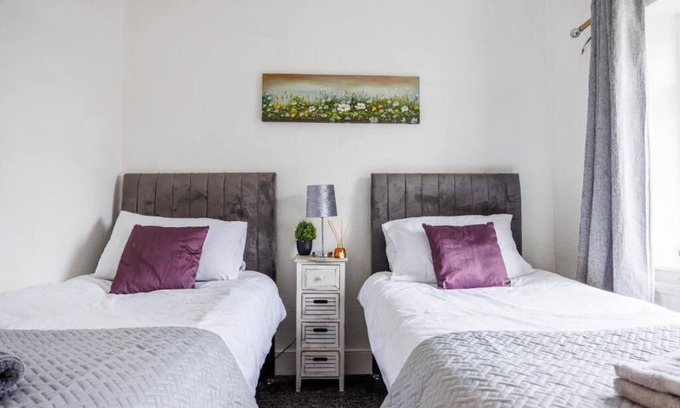 Southend-on-Sea Apartment | Charming & Cozy 2BR Excellent Location w/WiFi & Netflix by Everhome Ltd