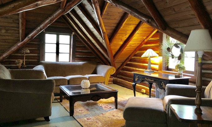 East Stroudsburg Cabin | Charming Creekside family cabin, 15 minutes to falls, golf, waterfalls & more.