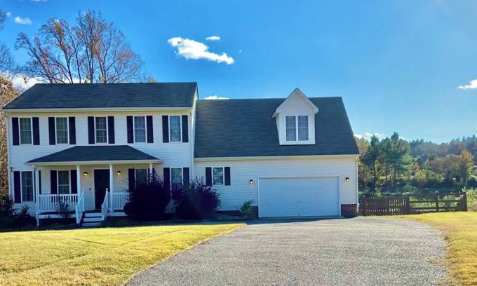 Ampthill House | Charming Cul-de-sac Retreat | Double Master + Garage + Home Office
