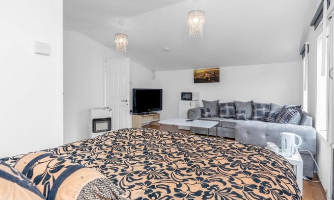 Blackburn House | Charming Edinburgh Guest Room with Private Entrance