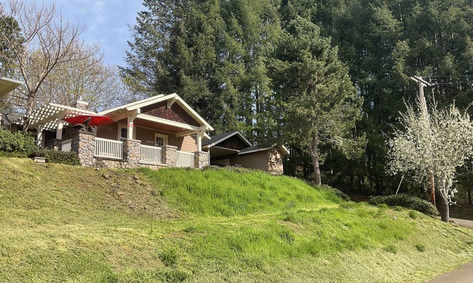 Elkton Cottage | Charming Elkton Cottage - Nearby Attractions Await-Must stay 28 days