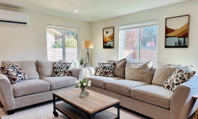 East Lake Hills House | Charming Entire Guesthouse in Bellevue, 2 minutes to I-90