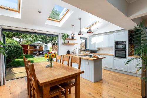 Horfield Apartment | Charming Family Home with Stoves, Garden & Parking