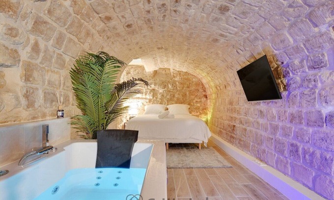 Quartier de la Porte-Saint-Denis Apartment | Charming flat with Jacuzzi in the heart of Paris - GetHosted