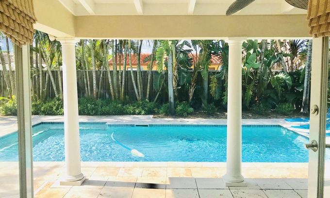 Coral Ridge Isles House | Charming Floridian Home with pool located close to Lauderdale by the Sea.