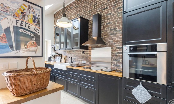 Saint-Vaast-la-Hougue Cottage | Charming house in St-Vaast-la-Hougue with enclosed garden, pets allowed
