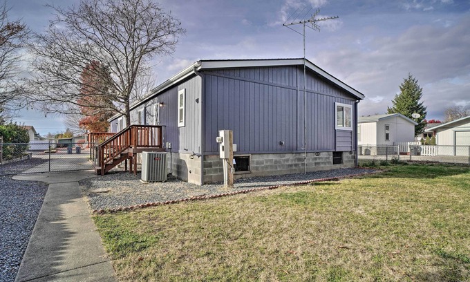 Grants Pass House | Charming Grants Pass Home w/Large Backyard!