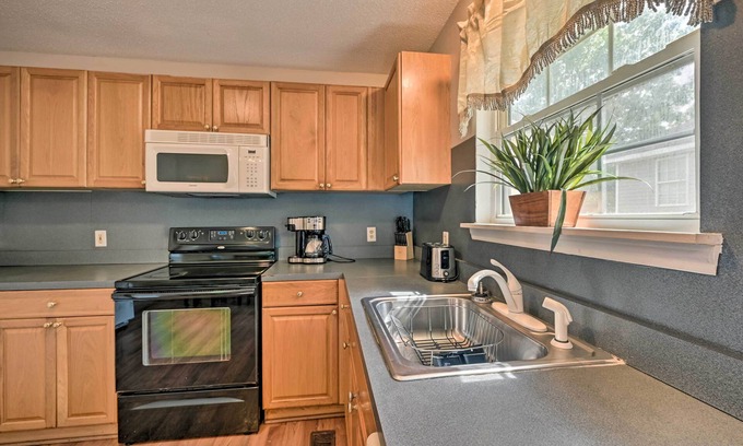 Greensboro Cottage | Charming Greensboro Getaway w/Large Backyard