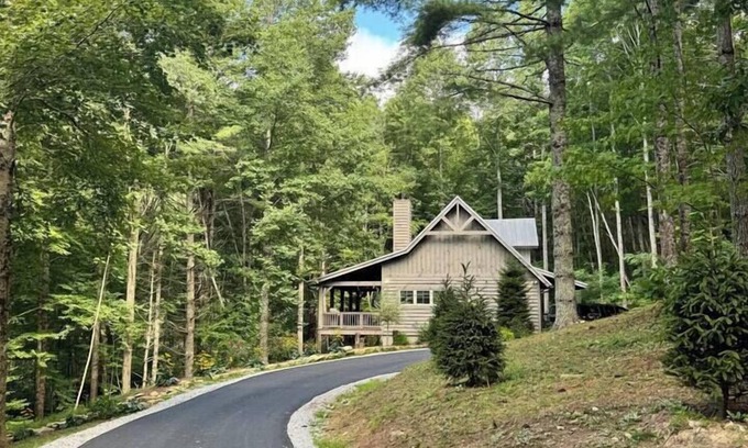 Highlands House | Charming Highlands Cottage | Hot Tub | Fireplace |