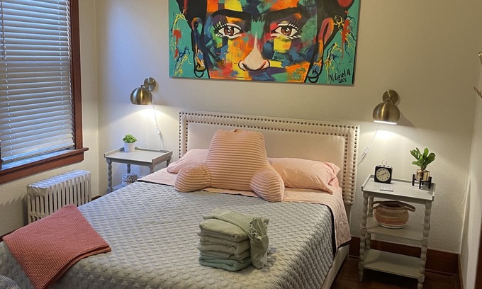 East Dundee Apartment | Charming Historic 2BR/1BA in DOWNTOWN EAST DUNDEE