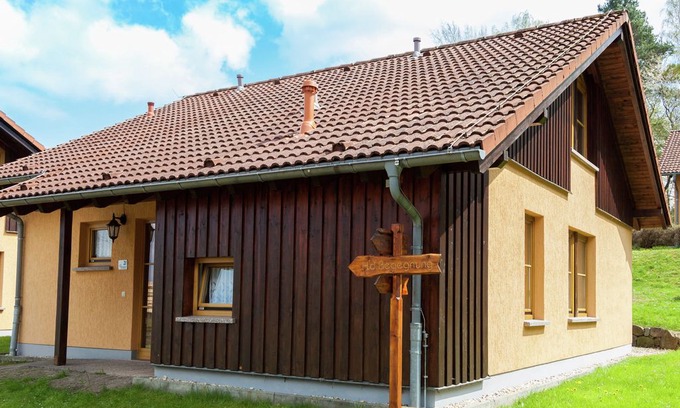 Neuscheidenbach House | Charming Holiday Home in Schirgiswalde with Terrace