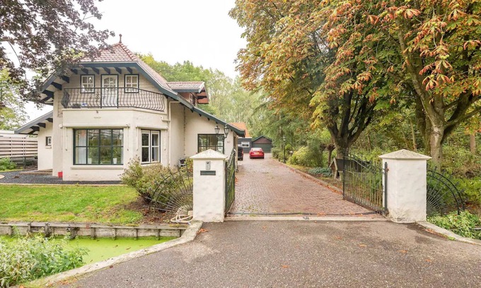 Ijsselmonde House | Charming holiday home in Poortugaal with garden