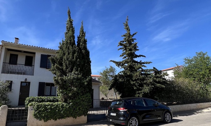 Baixas House | Charming holiday home with typical southern French flair and a beautiful garden