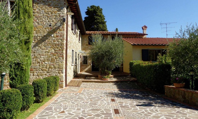Montecarelli House | Charming holiday home in Montecarelli with pool