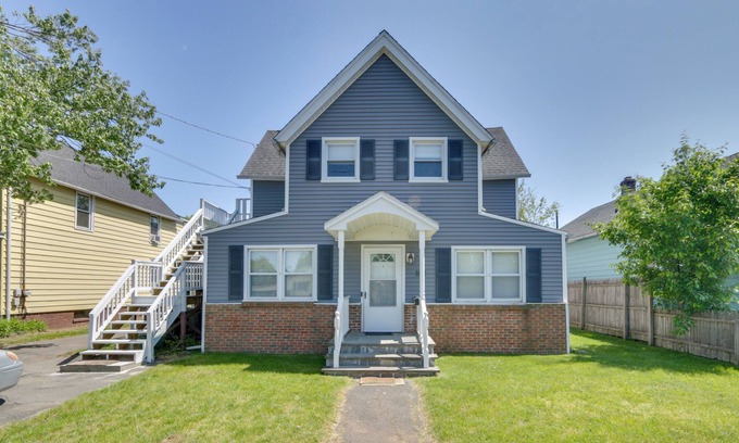West Haven Cottage | Charming Home ~ 6 Mi to Downtown New Haven!