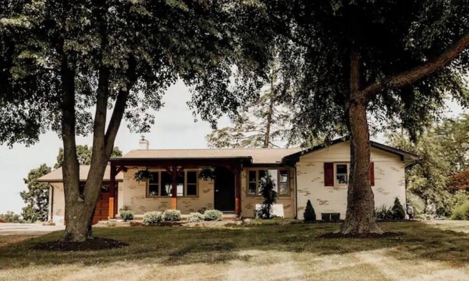 Sugarcreek Cottage | Charming Home in the heart of Amish Country!
