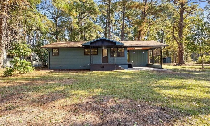 Burgaw House | Charming Home on 1 Acre – Close to Shopping and Dining