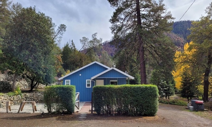 Big Bar House | Charming Home with Beautiful Mountain Views
