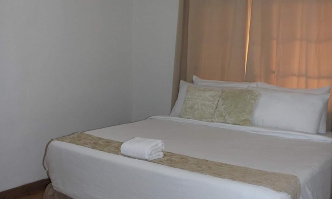 San Pedro Sula Hotel | Charming hotel in San Pedro Sula with Pool, Grilling area, AC & Ping Pong table