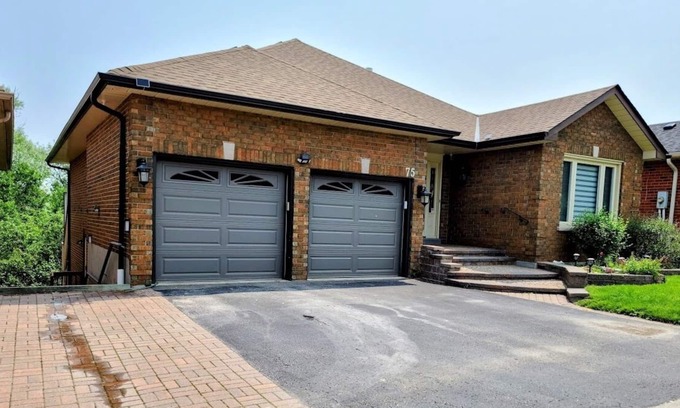 Whitby House | Charming House Close to 401/Downtown