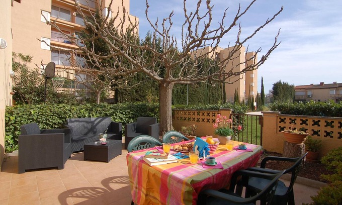 Santa Margarida Ski Chalet | Charming house for rent in Roses, Costa Brava! 1200 meters from the beach. Large terrace and community pool.