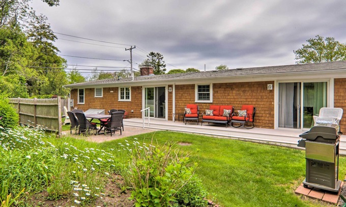 Hyannis Port House | Charming Hyannis Cottage: 1 Mi to Beach!