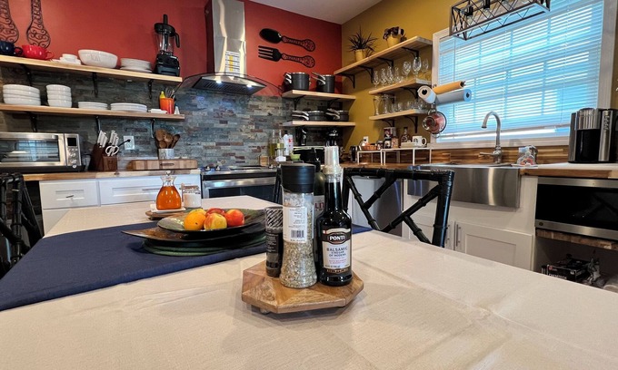 East Providence Apartment | Charming Kitchen w/2-bedroom apartment with WIFI, AC in lovely East Providence