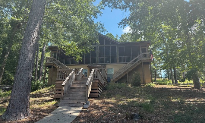 Little Kowaliga Cabin | Charming lake cabin on beautiful Lake Martin - 6 bedrooms, sleeps 17