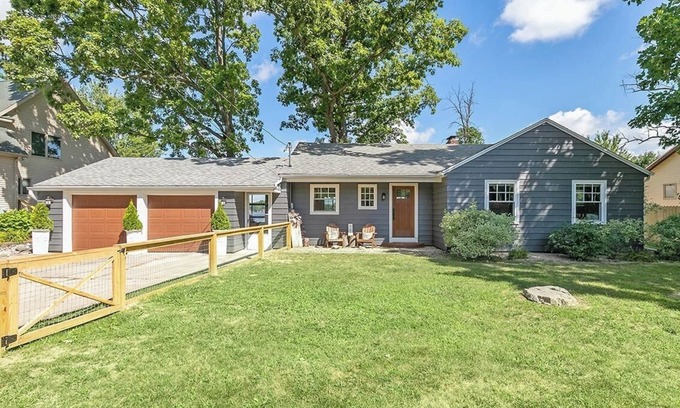 Hastings Cottage | Charming Lake Front Cottage