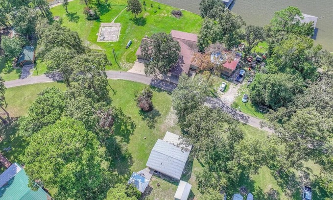 Trinity House | Charming Lake view 3-bedroom house with WiFi and AC in Trinity