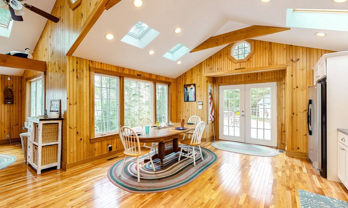 Warren House | Charming lakefront home with dock, fast WiFi, & washer/dryer
