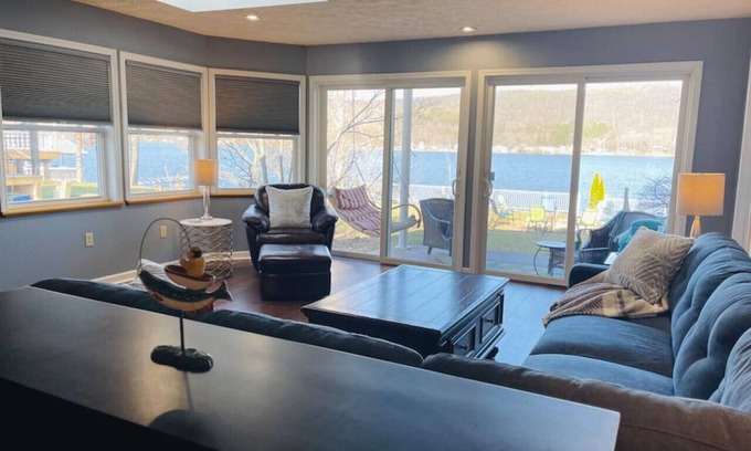 Hammondsport House | Charming Lakefront Cottage w/Private Dock+Fire Pit