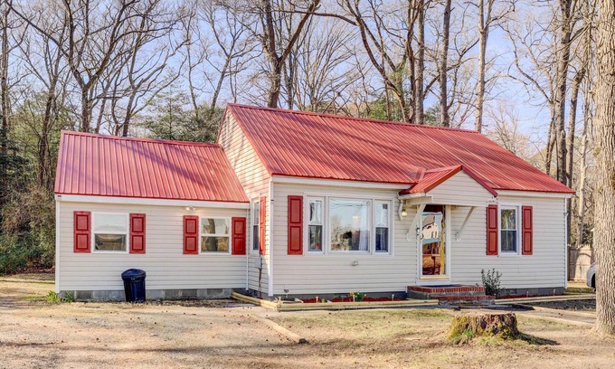 Laurel House | Charming Laurel Home w/Gazebo & Fireplace!