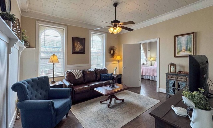 Nauvoo Apartment | Charming Loft with Art Gallery, Steps from Temple