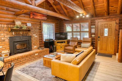 Pinetop-Lakeside House | Charming Log Cabin in Tall Pines with Fire Pit Near Trails & Lake
