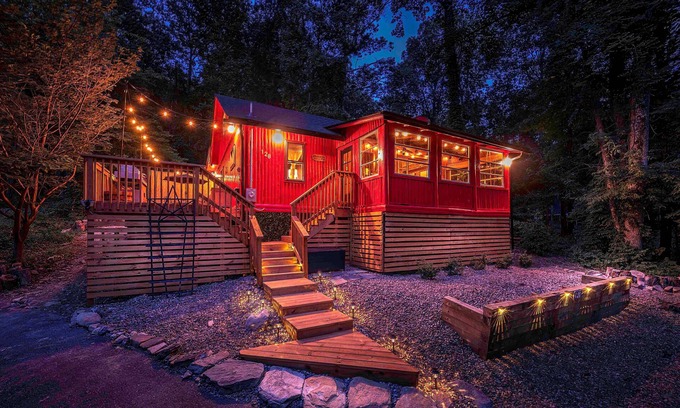 Kabletown Cabin | Charming Log Cabin in a Mountain Lake Community