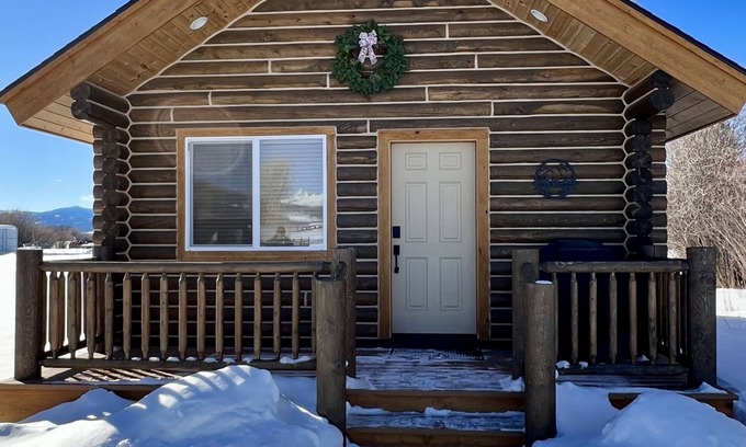 Victor Cabin | Charming Log Cabin close to GTNP with fishing access nearby