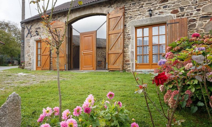 Ferrieres-sur-Sichon Cottage | Charming Mountain Cottage with Terrace, BBQ, and Nearby Stream - Pet Friendly