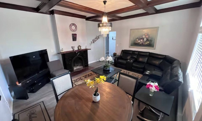 Waukegan House | Charming Main-Level Getaway