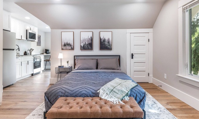 Central Tacoma Apartment | Charming Modern Studio Home! 5 Minutes from major Hospitals