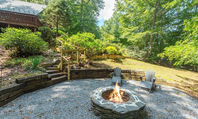 Burnsville Cabin | Charming Mtn Cabin, Hot Tub+Fire Pit, Grill, 5 Min to Town, WiFi, Pet friendly!