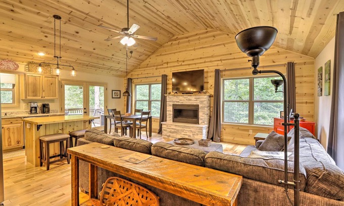 Unaka Cabin | Charming Murphy Cabin w/ Gas Grill + Fire Pit