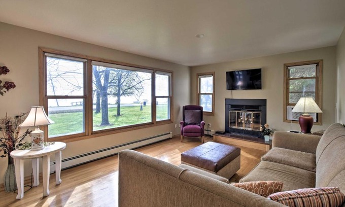 Neenah House | Charming Neenah House with Porch on Lake Winnebago!