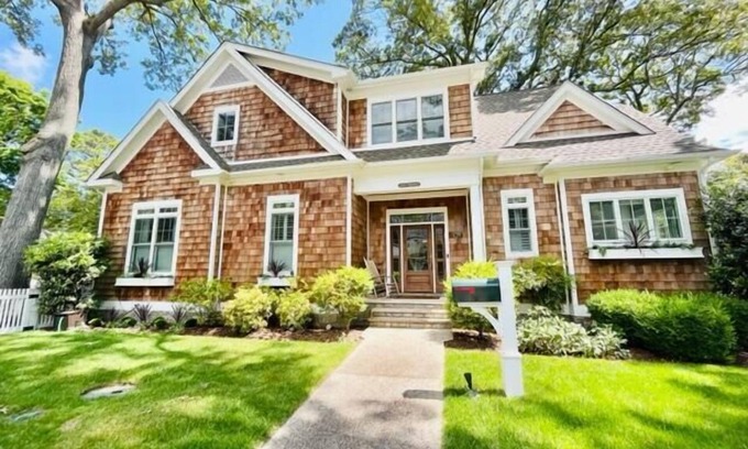 The Glade House | Charming Ocean Block Home in The Pines – Walk to Everything, Private Baths!